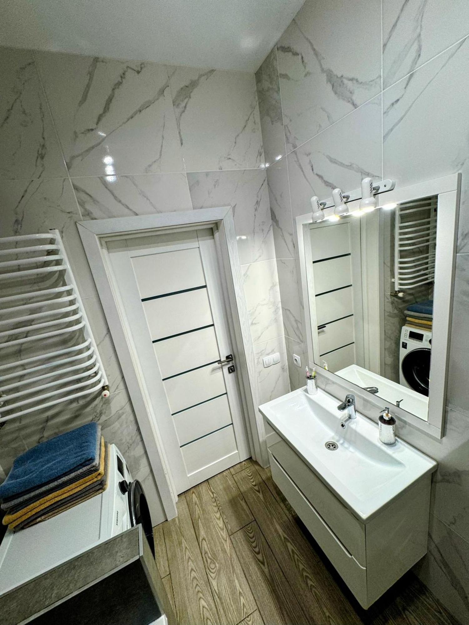 Vip Apartment У Центрі Міста, Новобуджк Театральний,Дуже Простора Rivne Eksteriør bilde